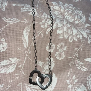 Halsband med hjärtan - Fick det i present förra året men har tyvärr inte kommit till användning.❤️