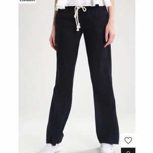 Roxy Linnebyxor - Säljer dessa linnebyxor från Roxy köpta på zalando. (JA, de är äkta!) Säljer då jag köpt ett par nya, de är i toppen skick inga defekter osv. Hör av er vid frågor annars går det jättebra att trycka på ”Köp nu” ☺️💘