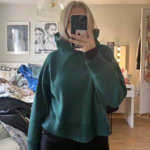 Zara hoodie - En super snygg grön hoodie ifrån Zara. Använd endast ett få par gånger. Den är i storlek L men skulle säga att den sitter som en M. 