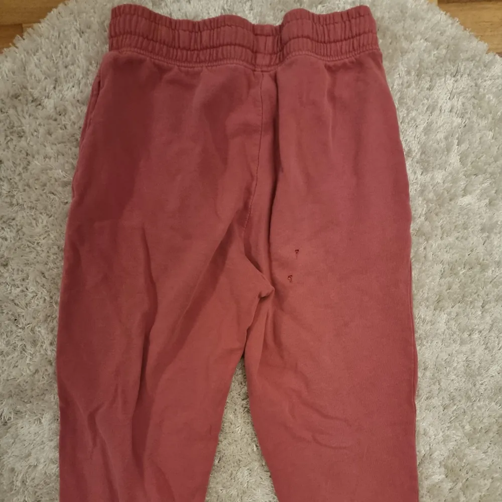 Röda mjukisbyxor från cubus. Jeans & Byxor.
