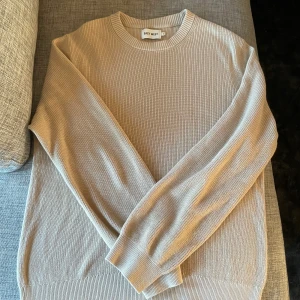 Sweatshirt - Sweatshirt i nyskick. Storlek M sitter som S. 