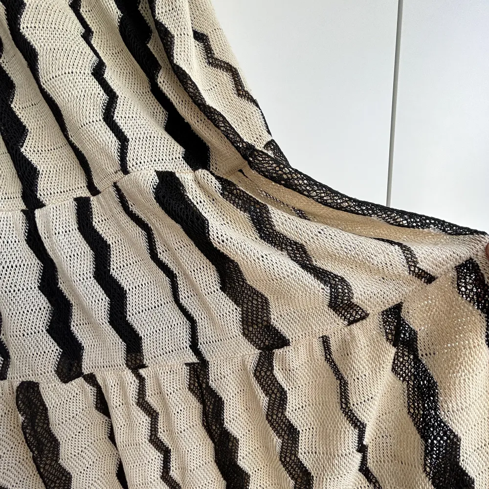 Zara long beach / summer dress in black and white pattern. Klänningar.