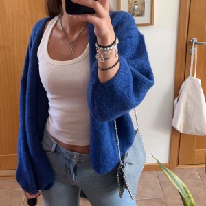 Blå kofta  - Säljer min fina populära blåa kofta från lindex. Storlek XL. Sitter oversize på mig som vanligtvis har S. + frakt 