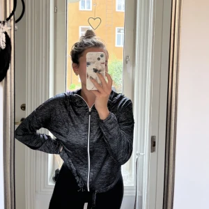 Springjacka - En mörkgrå springjacka, mycket bra skick!