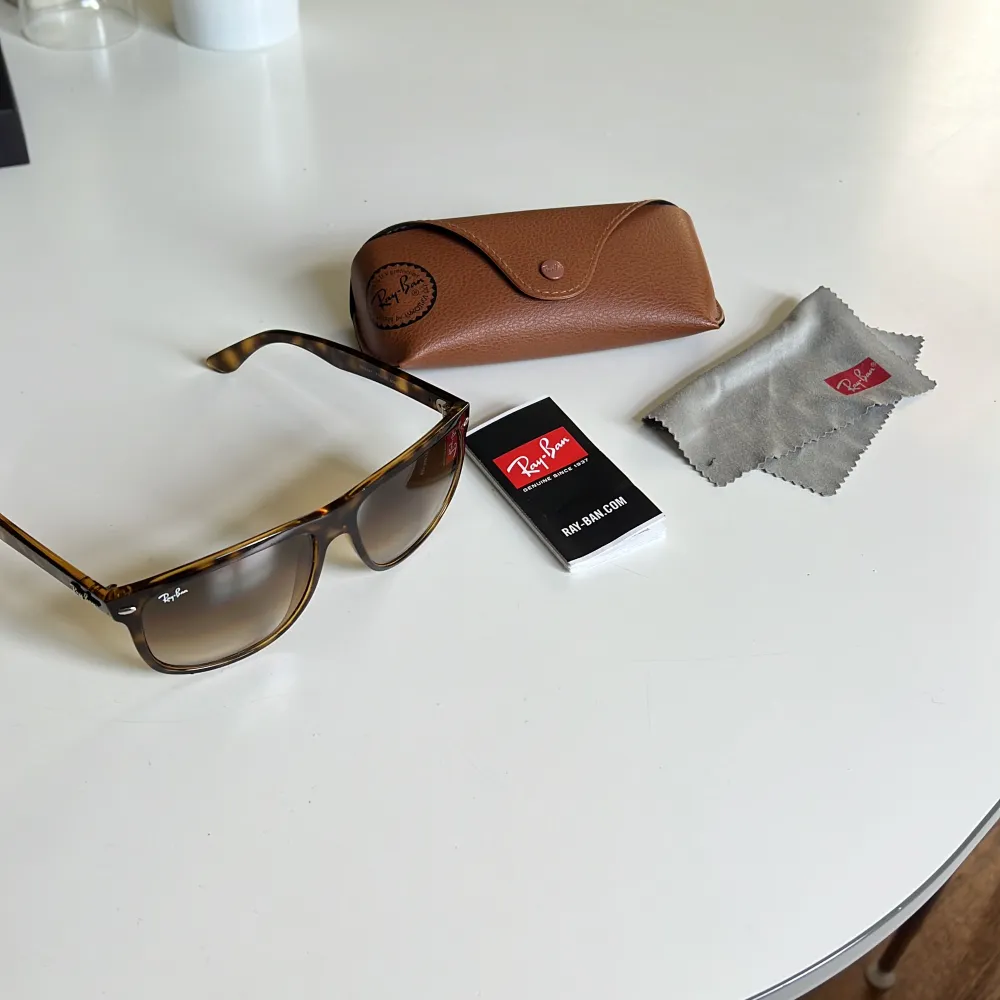 Säljer ett par rayban i bra skick. Finns 3 storlekar och denna är mellanstorleken (60x15). Nypris 1600kr Tänker mig 550kr. . Accessoarer.