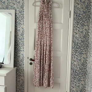 Sommar långklänning   - Långklänning med hög hals. Finns band där man kan knyta i midjan. Använd fåtal gånger. Klippt bort lappen, så vet inte vart den kommer ifrån. 