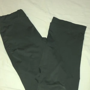 Träningstaights bootcut - Ett par träningsbyxor i bootcut 