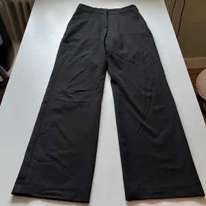 Kostymbyxor, madlady - Kostymbyxor från madlady i storlek  EU34, L32. Säljer för att byxorna är för små för mig. 