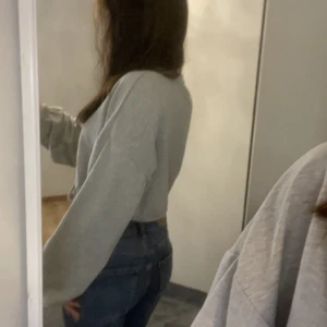 topp - grå tröja med knyte💕 fin men kommer inte till användning