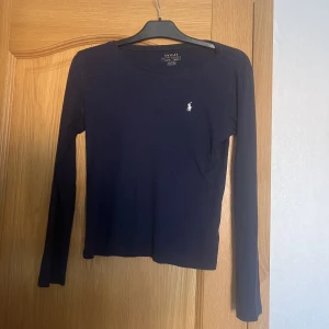 Ralph lauren tröja  - Säljer denna långärmade tshirt från Ralph Lauren. Storlek 162 (12-16) ish. Men passar Xs-S likaväl. Välbevarad och inga defekter. 