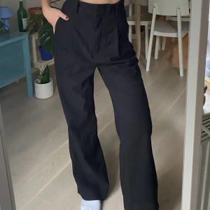 Weekday byxor - Svarta oversized kostymbyxor från Weekday med hög midja. Lite tjockare material. Storlek 34. Inköpta second hand men i bra skick!