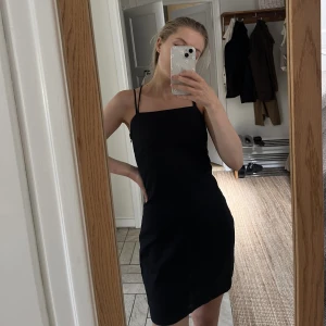 Svart linneklänning - Säljer en svart klänning i linne, aldrig använd xs 40kr