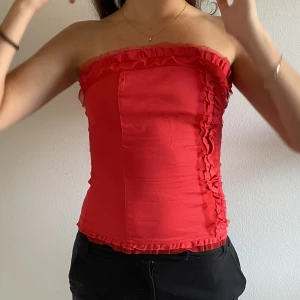 Tubtopp - Fin rosa/röd festtopp! Omkretsen är 72cm och den är 38cm lång🌟