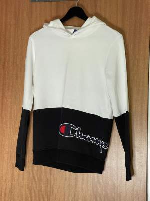 Säljer en champion hoodie i storlek S har använts sällan tröjan är i nyskick köpte den för 500kr säljer den för 250