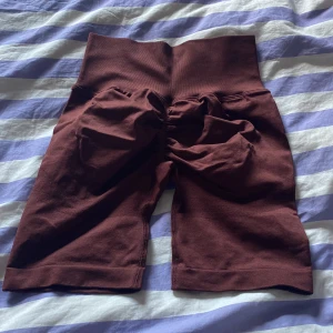 Shorts med scrunch - Oanvända. Storlek M. Säljs för 100kr + frakt. 