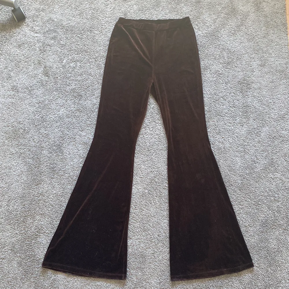 mörkbruna mjuka ”yogapants”!! sitter jätte bra och sköna men är tyvärr lite för långa på mig som är 1,67 typ och därför säljer jag dom ❤️. Jeans & Byxor.