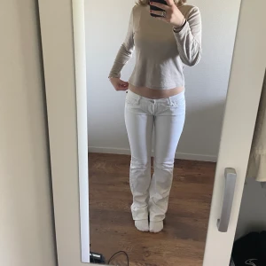 jeans - Säljer dessa jätte snygga jeans. Jag är 168 cm lång o de passar mig bra i längden. Kom privat för mer info. Pris kan diskuteras 