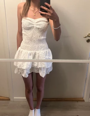 Klänning från Meet me there - Meet me there klänning som jag säljer pga den är för liten.(min kompis på bilden som är 168cm) aldrig använd, lappen kvar.