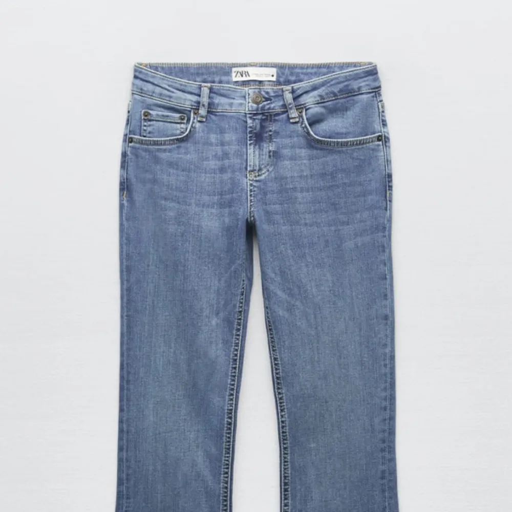 Ett par helt nya lågmidjade jeans ifrån zara. Testade en gång, annars oanvända.. Jeans & Byxor.