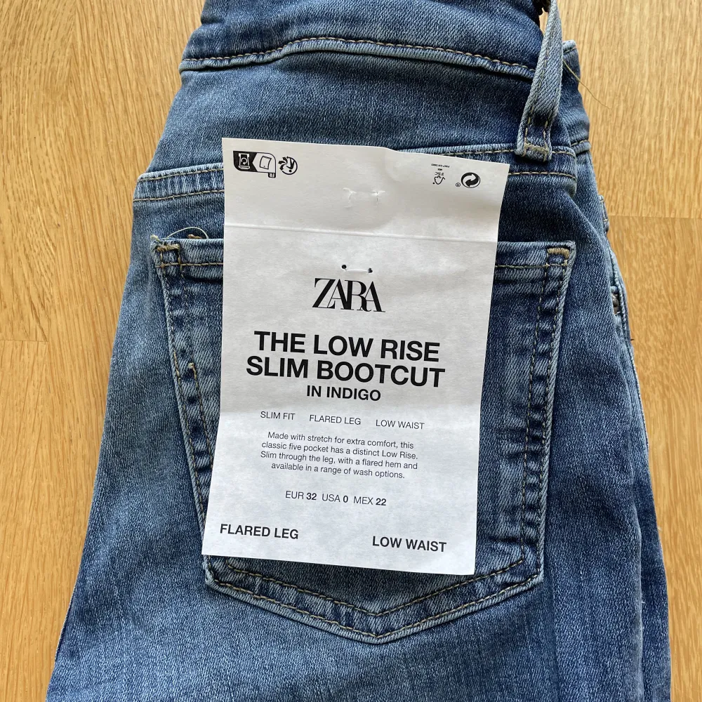 Säljer nu de eftertraktade low waist jeansen från Zara som är helt nya då jag råkade beställa fel storlek. Skriv om ni har frågor eller vill ha egna bilder💗. Jeans & Byxor.