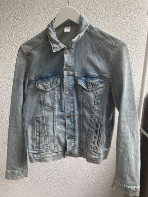 lightwash jeansjacka - lagom cropped jeansjacka från &DENIM som jag inte längre har på mig då jag skaffat andra som passar bättre (har L-XL)! bra kvalite, knappast sliten. en pytteliten fläck på högerficka (se bild) som knappt syns…   🌟 skriv om du har frågor! 🌟