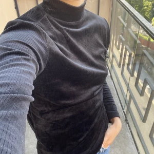 Långärmad tröja, turtle-neck - Långärmad träja köpt på humana. Mjukt och glansigt, lite manchester-aktigt tyg. Det står ej storlek men skulle tippa på s/m :)