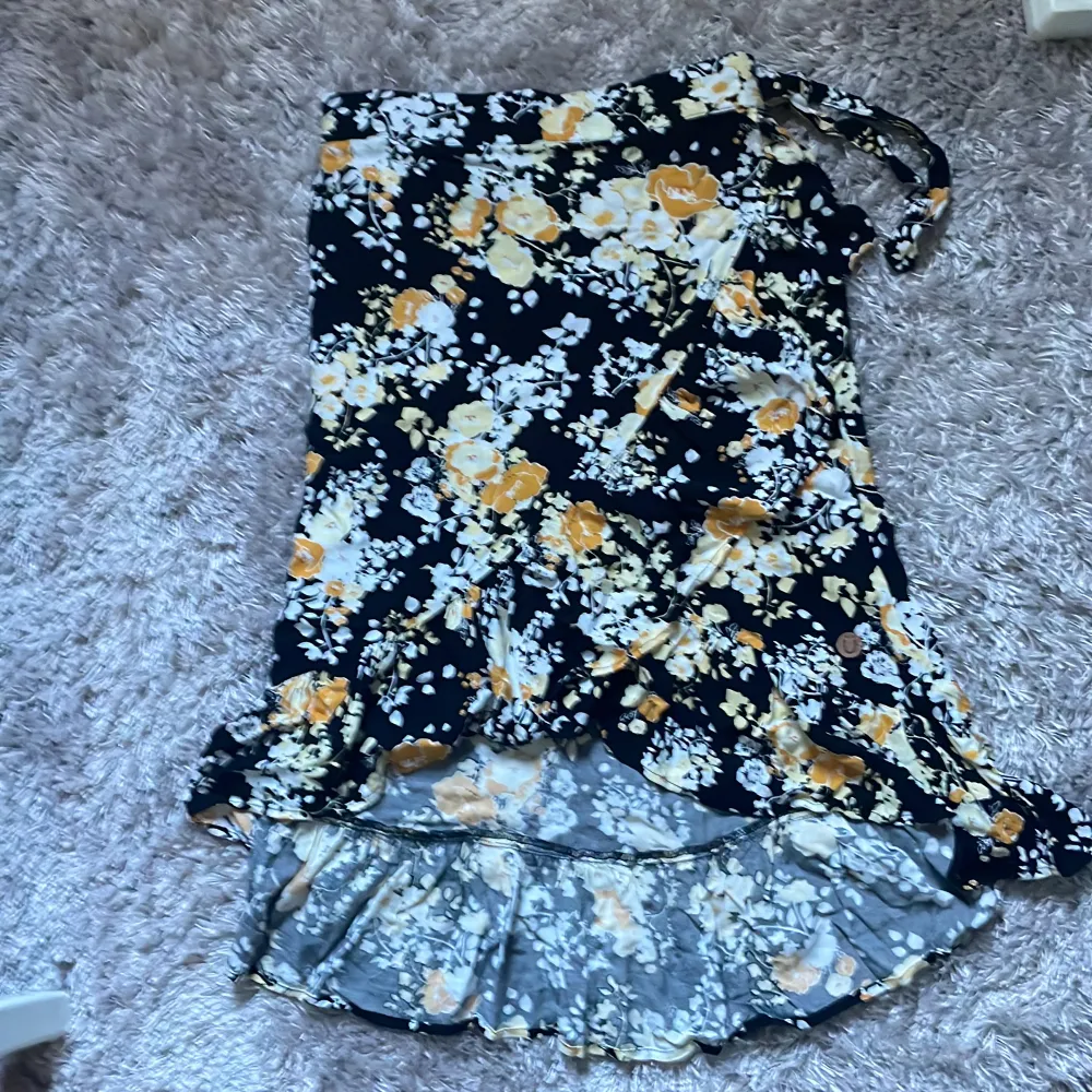 En svart blommig kjol. Köpt ifrån kappahl. Inte jätte anndvänd har inte använt något på det senaste. Perfekt till sommaren i de varma vädret. Storlek 146/152. Kjolar.