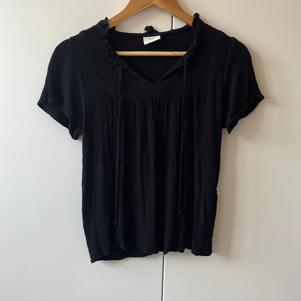 En svart blus som är använd två gånger. Den är originellt från JDY. Blusar.