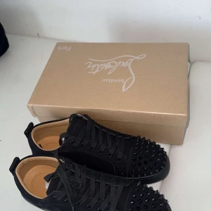 Christian Louboutin - Hej säljer nu mina loubs. Storlek 43 använd 3-4 gånger. Gratis frakt😊