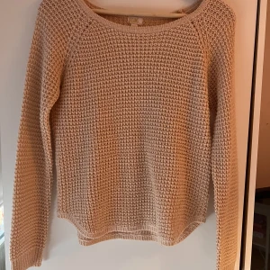 Stickad tröja - Rosa/beige stickad tröja med små guldglitter på. Upplever den inte stickig. Törjan är använd men inte många gånger! Osäker kring storlken men skulle gissa på S💕