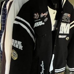 Vintage jacka - En vintagejacka som jag beställde  för några månader sen och skulle gärna vilja behålla men den är lite för liten i min smak! Etiketten och dess original förpackning är fortfarande kvar, så jag har bara testat den! 