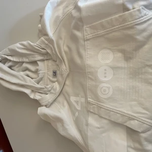 C.P. Company hoodie - Hoodie i perfekt skick, sparsamt använd.