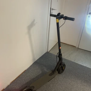 Elscooter - Säljer min elscooter pga jag inte använder den längre. Köpt för 4000 och sedan fixade vi själv stabila hjul som tål vassa saker(punkteringsfriadäck) för 1500. Den kör på 20 och kan köra upp till 25. Den fungerar helt utmärkt, bara små skrapor här och där 