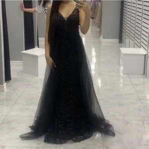 Festklänning  - En svart festklänning som är i bra skick och använd endast en gång. Klänningen är i storlek S