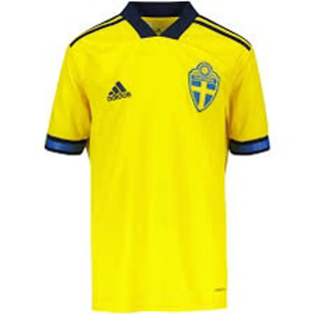 Hej! Jag säljer denna Sverige tröjan pågrund av att jag har fått en ny. Perfekt skick 👍🏼. T-shirts.