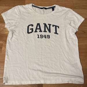 En basic Gant t-shirt i storlek 152/xs/xxs men funkar i större storlekar! Skriv om du vill ha fler bilder, mått och frågor!🫶🏻👍🏻