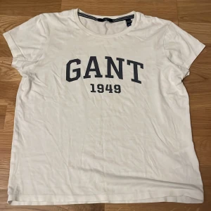 T-shirt - En basic Gant t-shirt i storlek 152/xs/xxs men funkar i större storlekar! Skriv om du vill ha fler bilder, mått och frågor!🫶🏻👍🏻