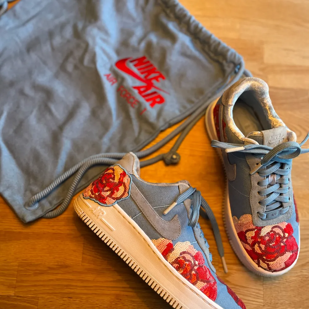 Nike airforce 1 limited edition stl 38 Knappt använda . Skor.