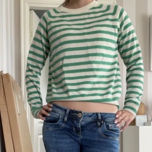 Zara tröja  - Säljer min randiga zara tröja! Köpt för ungefär två år sen. 100% ull och originalpriset var ca 500