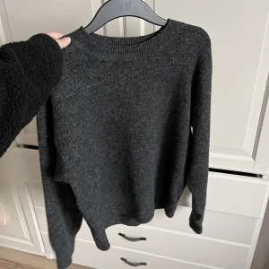 Stickad tröja - Fin stickad tröja från h&m. Bra skick, skriv för fler bilder. Storlek S💕