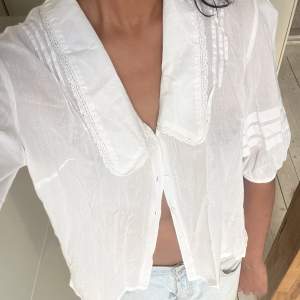 Beautiful white blouse in great condition, lightweight 100% cotton, barely worn
