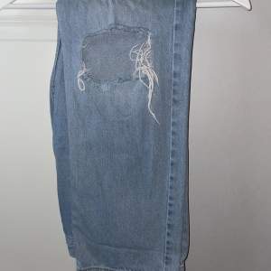 Säljer dessa blåa jeans med hål på knäna. Jeansen är i bra skick och säljs pga flytt!😊  Säljes för 80kr + frakt, köp gärna via köp nu!😄