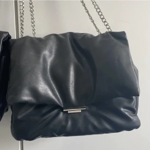 Väska  - jätte fin väska från hm, knappt använd och är en bra storlek. får plats med väldigt mycket i 