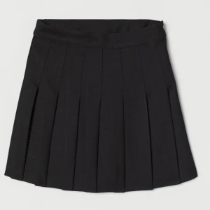 Svart tenniskjol - Svart veckas kjol eller tenniskjol från dividend hm i strl 34. Kjolen är köpt för ett tag sedan men använd väldigt sparsam 🩷 Skriv om fler bilder eller frågor, pris är diskuterbart 💕