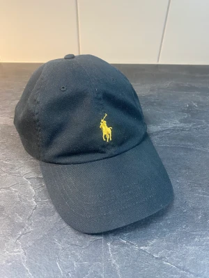 Ralph Lauren keps  - Använde den en gång med gilla inte den. I andra ord ny skick. Vädligt fin och inga konstigheter. Fråga gärna om ni undrar över något.