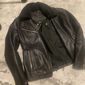 Skinnjacka - Säljer en till skinnjacka för samma anledning❤️ äkta päls aldrig använts., fick den i present har för många. Jätte bra skick och bekväm❤️