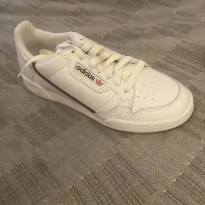 Helt nya  - Har 2 nya adidas skor 2 olika storlekar  38 2/3 37 1/3  250kr st