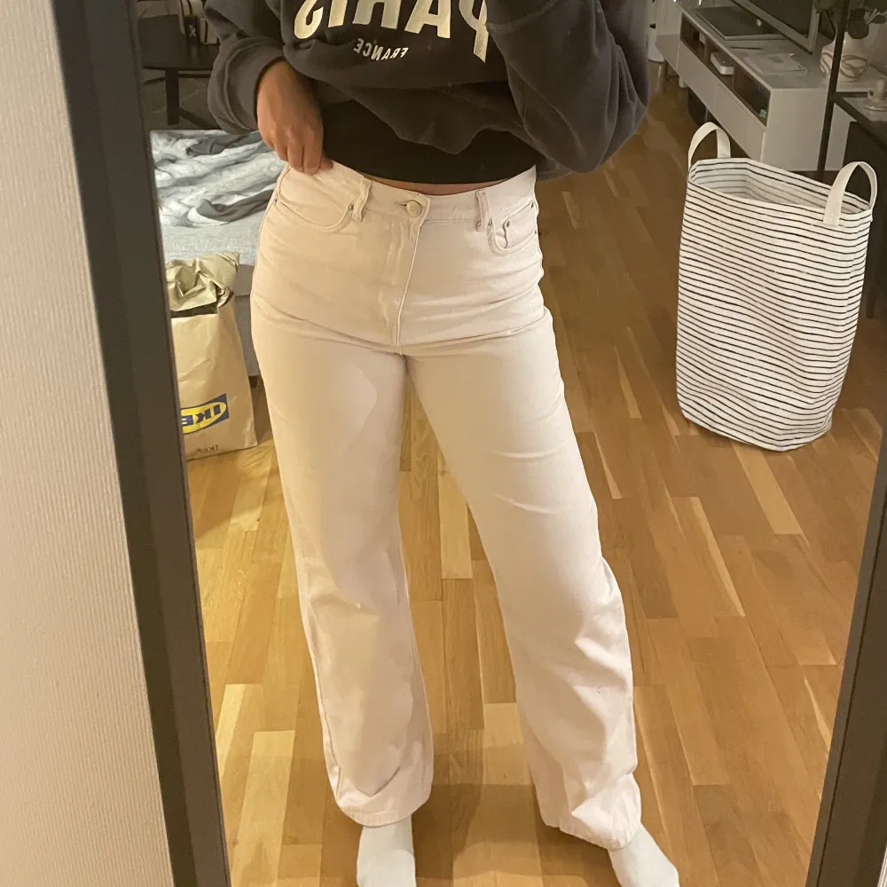 Långa raka jeans från BIKBOK. Färgen är ljusrosa och är helt oanvända. Storlek 38. . Jeans & Byxor.