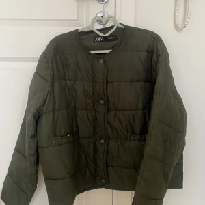 Jacka - Säljer denna snygga gröna jacka från zara i storlek M som är perfekt för hösten och våren. Använd väl och fortfarande i gott skick💕