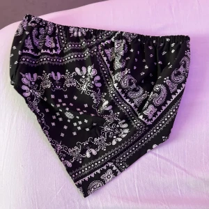 Svart topp  - En svart topp med vitt mönster, perfekt för varma dagar! 🖤 Helt oanvänd. 